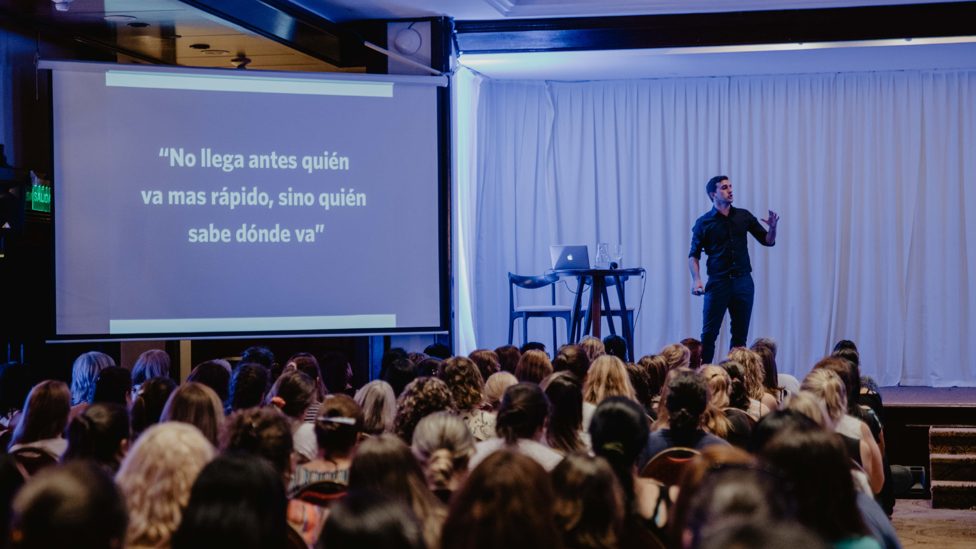 Federico Barolin en el escenario junto a una presentación proyectada